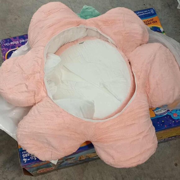 New in box pink flower pet bed. - Picture 2 of 2